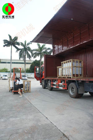 客戶(hù)訂購(gòu)的一批蔬果清洗切割加工機(jī)械裝車(chē)出貨！