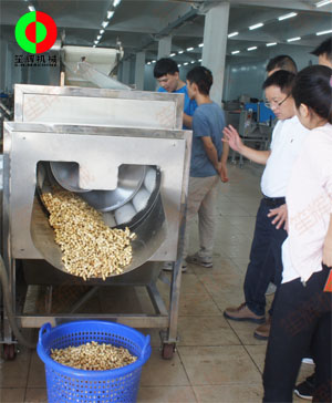 客戶(hù)到公司現(xiàn)場(chǎng)考察,并測(cè)試果蔬清洗機(jī)對(duì)花生的清洗效果！